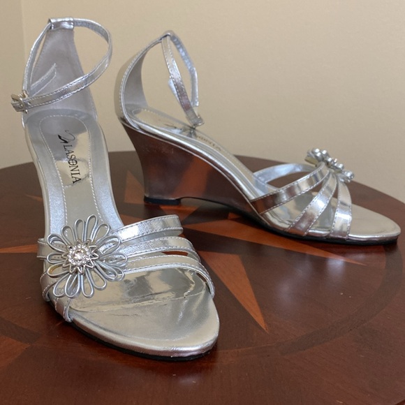 STRAP WEDGE SANDAL WITH FLOWER DETAIL LIKE NEW - Picture 1 of 9